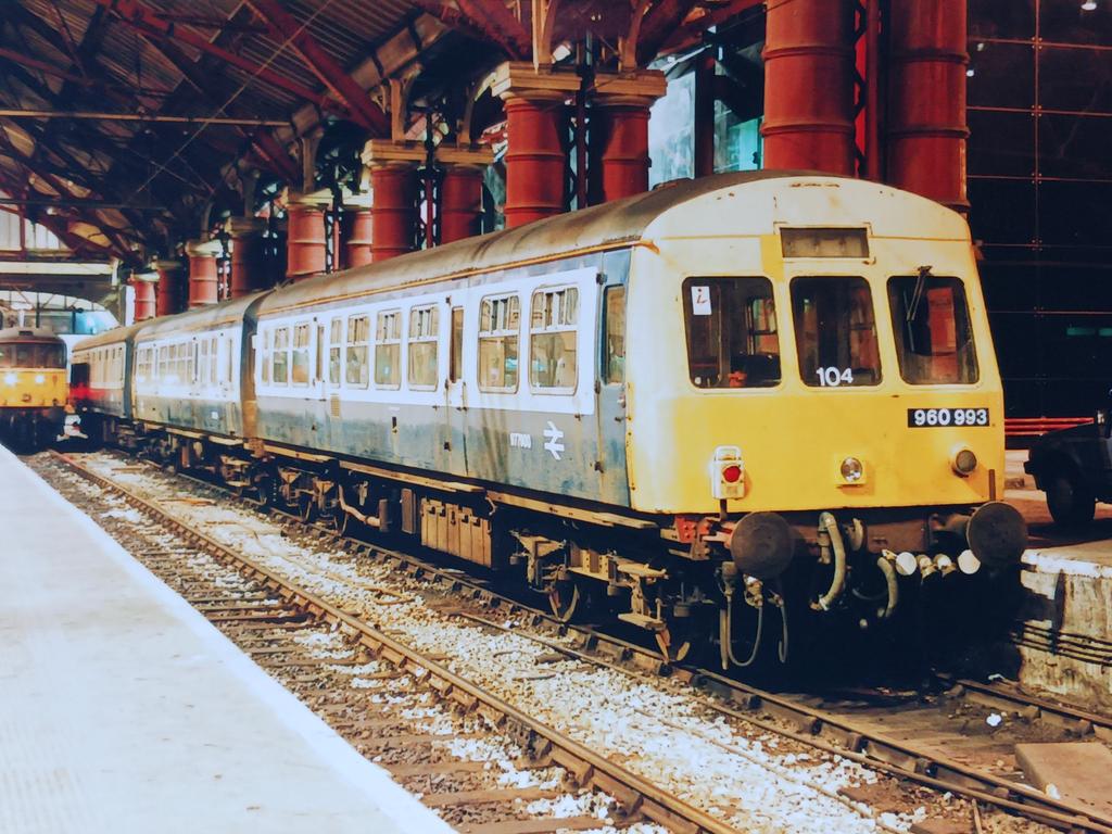 Invermuir's tweet image. A bog triptych today.  My 3 favourite liveries from the mid 90s. L825 a bit far from home at The Junction. #bogs #tmrguk