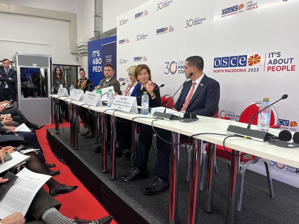 OSCE_RFoM's tweet photo. Glad to witness @OSCE States pledging to improve the safety of women journalists at #OSCEMC2023 in #Skopje.
The #16DaysOfActivism remind us on the need to foster the safety of female journalists online #SOFJO to uphold pluralism, which is key for #mediafreedom and democracy. https://t.co/s2082dFTR0