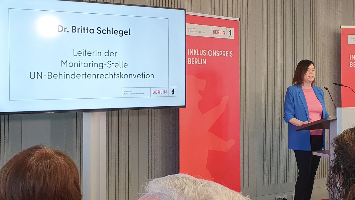 Wir gratulieren der @Lebenshilfe_B und besonders @UbrigSascha von @Selbst_Berlin zum Gewinn des Berliner InklusionsPreis 2023 aus den Händen von Senatorin @CanselK und dem @LAGeSo_Berlin-Präsident Straßmeir. Die inhaltsreiche Festrede hielt Frau Dr. Schlegel vom @DIMR_Berlin 👏.