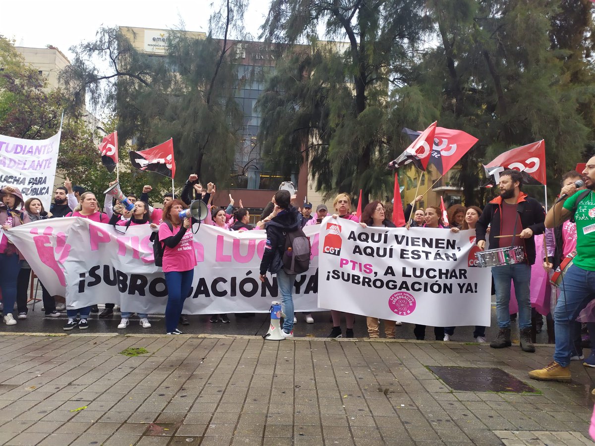 Contra la lluvia, el viento y <a href="/AndaluciaJunta/">Junta de Andalucía</a>, las PTIS no se rinden porque saben que muchos les necesitan.

#LaLuchaEstáEnLaCalle
#LaLuchaSeTrabaja