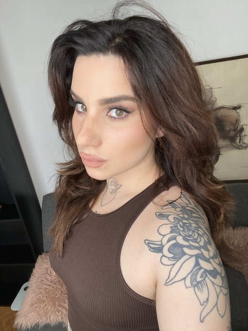 It&rsquo;s the 1st of December but the weather is +19 C, it was 0 just 2 days ago and my brain refuses to wear<a href="/tag/smoke"class="tags"><span>#smoke</span></a><a href="/tag/smoking"class="tags"><span>#smoking</span></a><a href="/tag/smokingfetish"class="tags"><span>#smokingfetish</span></a><a href="/tag/smoker"class="tags"><span>#smoker</span></a><a href="/tag/smokinggirls"class="tags"><span>#smokinggirls</span></a>