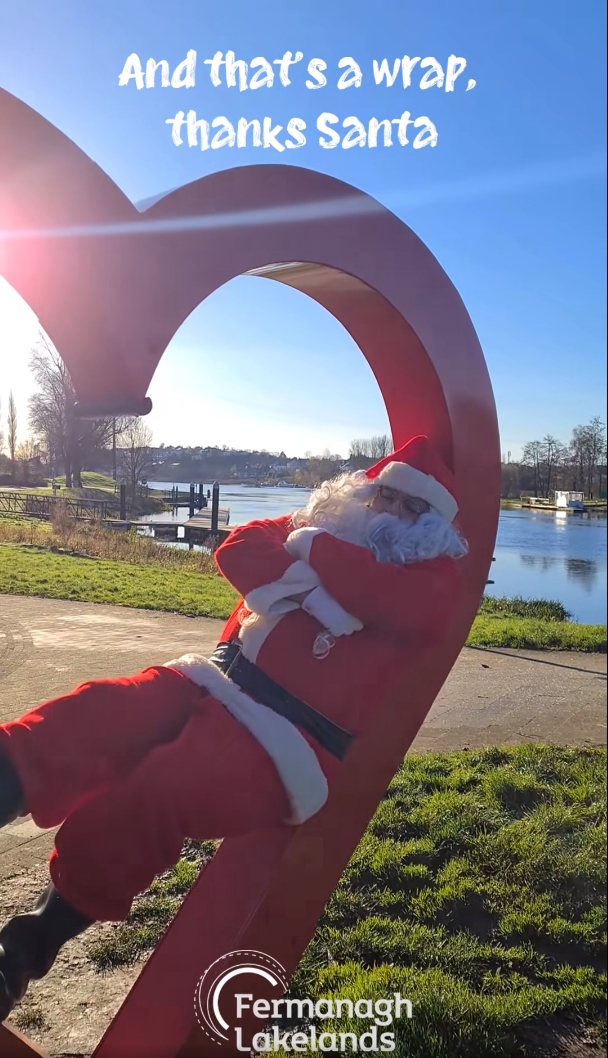 Yes he did. He was a very special guest of our friends in @fermanaghlakes. If you head over to Fermanagh Lakeland's Facebook page, you'll find out why he paid them a visit! facebook.com/fermanaghlakel… He had a wee doze in the 🩷 beside our Castle 😉😴🎅