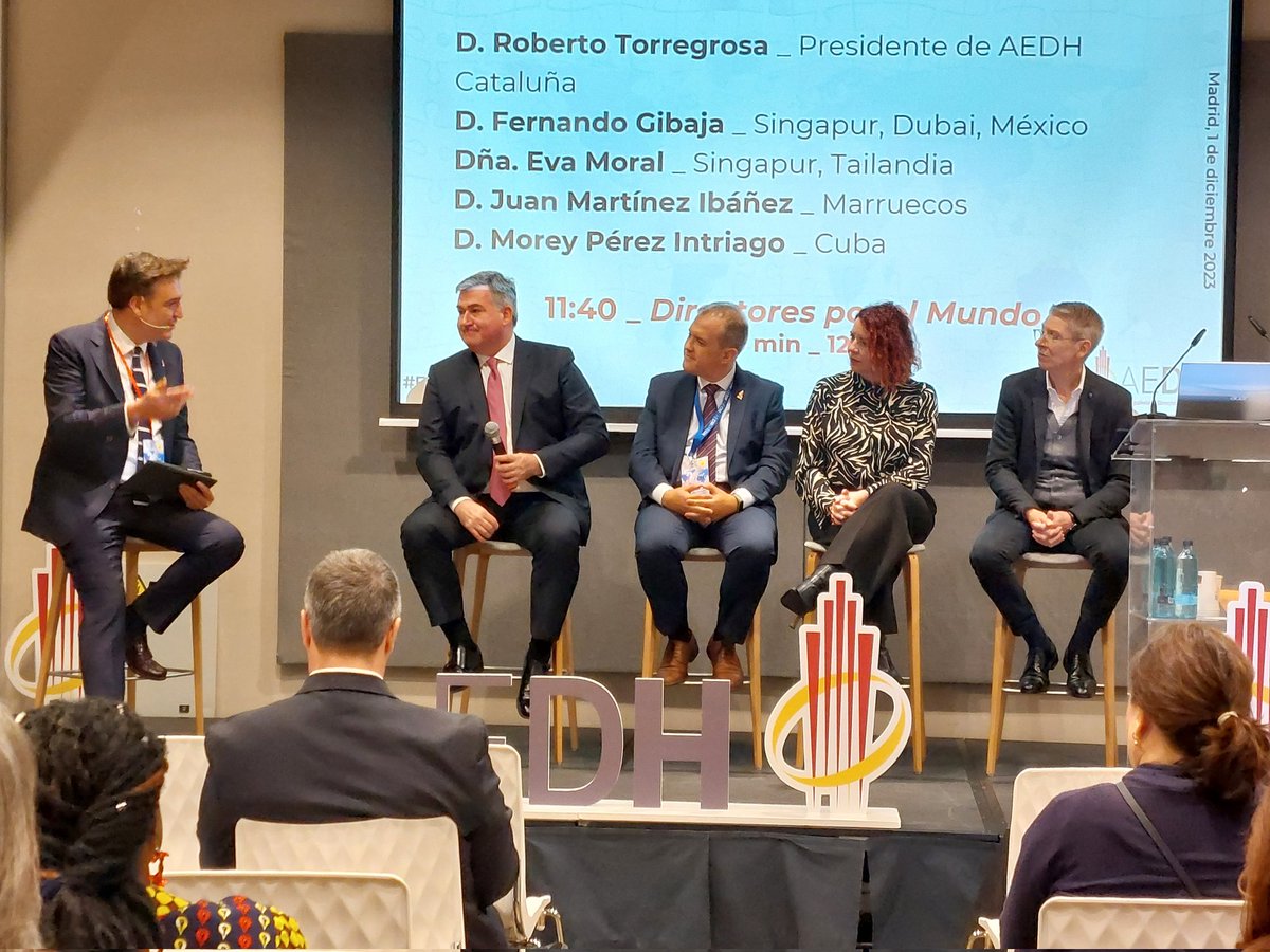 Poker de asociados <a href="/Comunidad_AEDH/">Directores de Hotel #TurismoSomosTodos #50AEDH</a> debate #DirectoresAedhxelmundo en el #EncuentroAedh23 modera <a href="/robertotorregr1/">Roberto Torregrosa</a> con Fernando Gibaja Morey Pérez Eva Moral Juan Martínez #SomosAedh #TalentoAedh