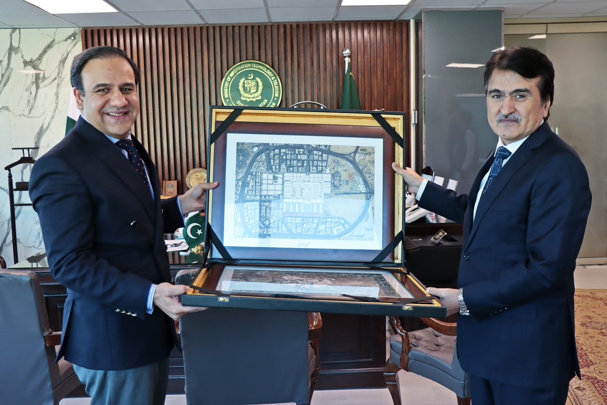 umarsaif's tweet photo. A very thoughtful gift by Chairman SUPARCO: satellite images of the two holy cities taken by SUPARCO satellites. https://t.co/IQjEggJeyr