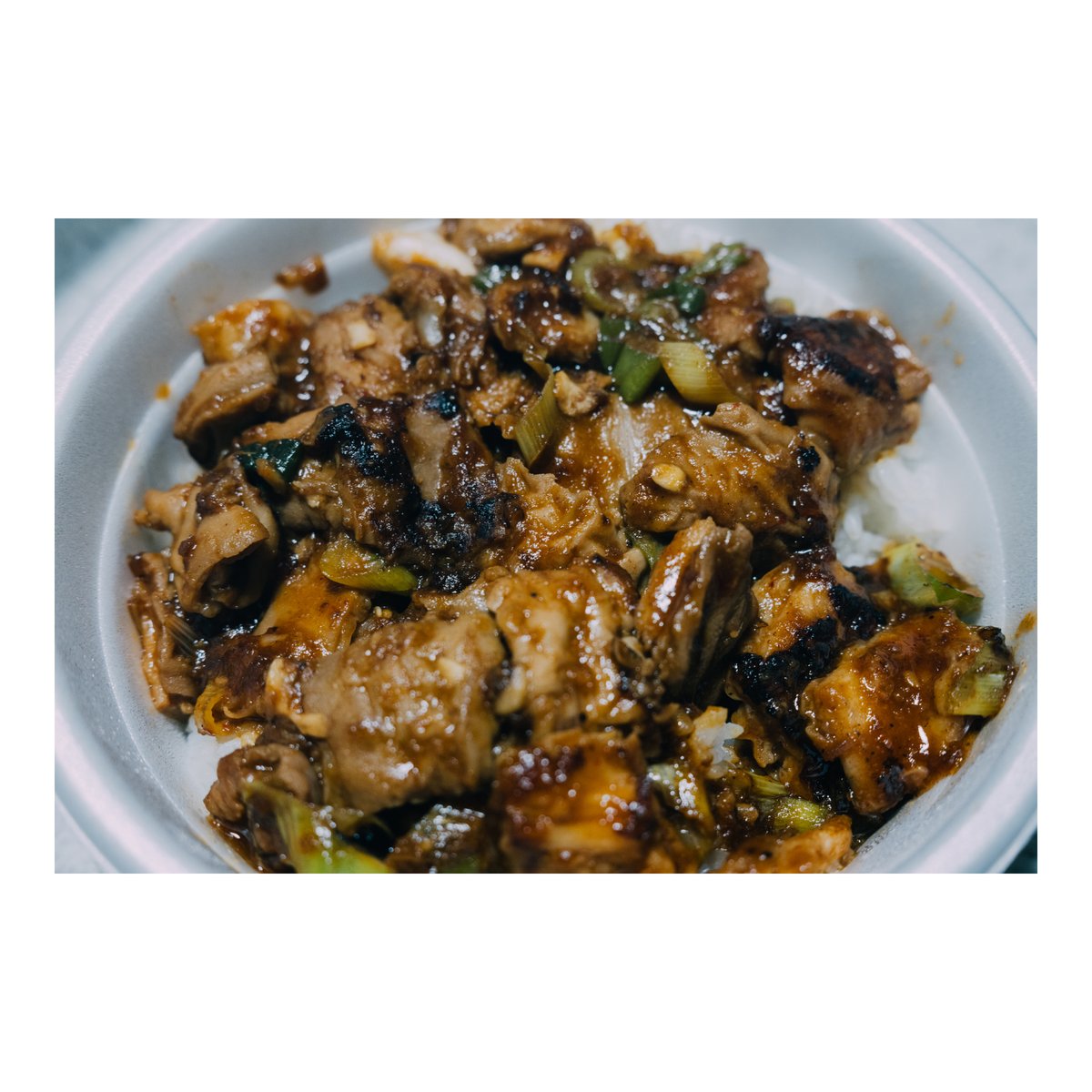 simple__st's tweet photo. 今日の夕飯は、味千食堂 御領店のピリ辛ホルモン丼。熊本でホルモンと言えばかつ美食堂が有名ですが、個人的にはこのお店のホルモンもイチオシです。

とても柔らかく、甘辛のタレが食欲をそそります！

#SIGMAfp + 45mm F2.8 DG DN

#飯テロ #9fp
#photography https://t.co/NRnJUffBVh