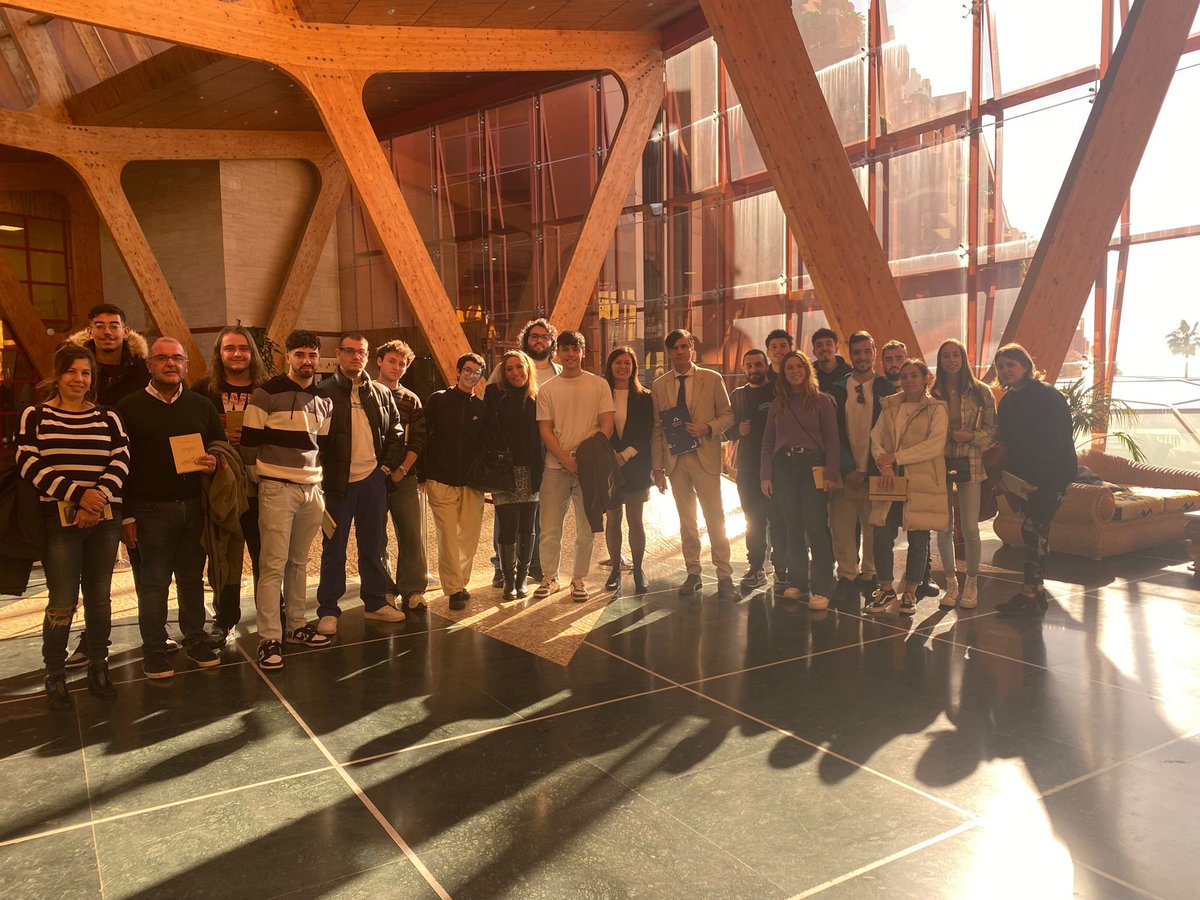 GrupoPenarroya's tweet image. Ayer recibimos en @Holiday_World la visita de un grupo de alumnos del Grado Superior de Cocina y Restaurantes del @ieslarosaleda como parte de nuestro #ProyectoConecta, puesto en marcha por el Departamento de #PersonasyValores del grupo para la captación de #talentojoven