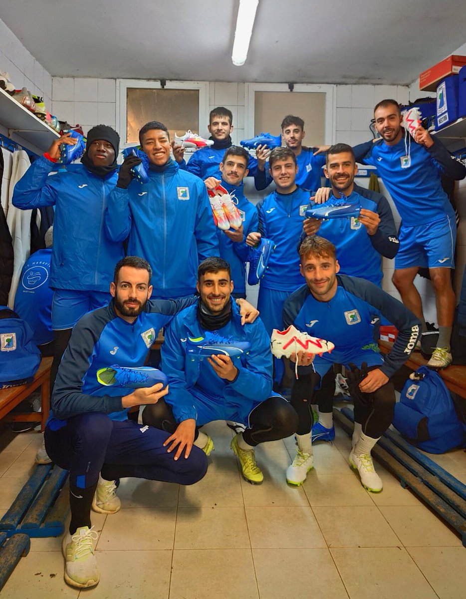 SDAlmazanoficia's tweet photo. Nuestros jugadores de la primera plantilla han recibido el material deportivo de la @afefutbol para estar preparados una temporada más. ¡Gracias! @piojojht #BotasAFE https://t.co/h91JzoqJvr
