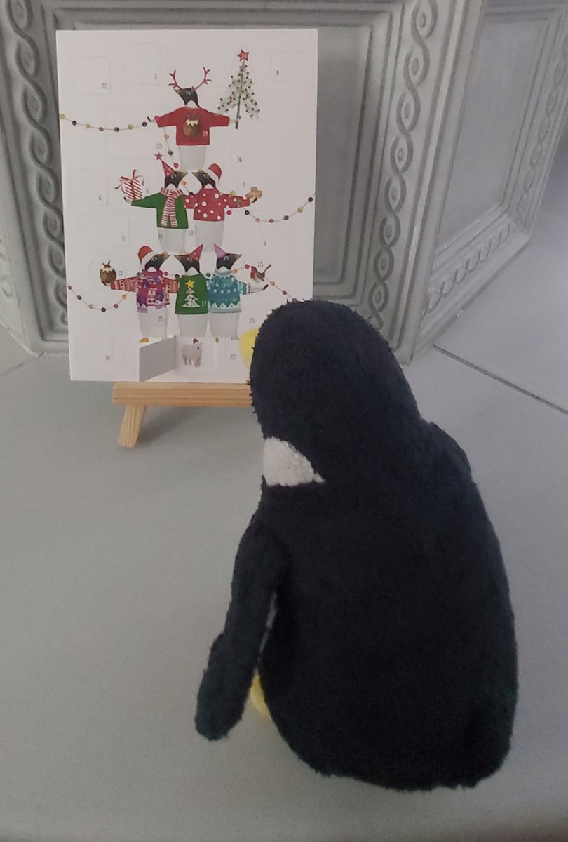 🧐Hö, Moment mal, dass ist ja <a href="/KnutHuwe/">Knut der Eisbär</a> 🤔 Irgendwie dachte ich, hinter jedem Türchen ist ein anderer Pinguin🤷🏼‍♀️
Bin schon gespannt, wer hinter dem 2. Türchen wartet 🤗