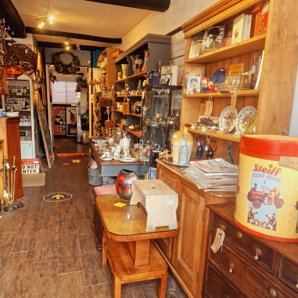 The Vintage Look, Henley-on-Thames 
Ready for Christmas 
7 days a week