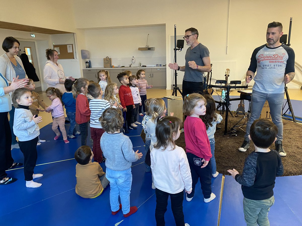 Brocéliande Communauté soutient la création artistique. Cette semaine, les artistes Vincent et Mosai étaient en résidence pour créer leur nouveau spectacle. 300 enfants accueillis et qui ont validé la proposition 😅 C’est ça la culture pour tous !