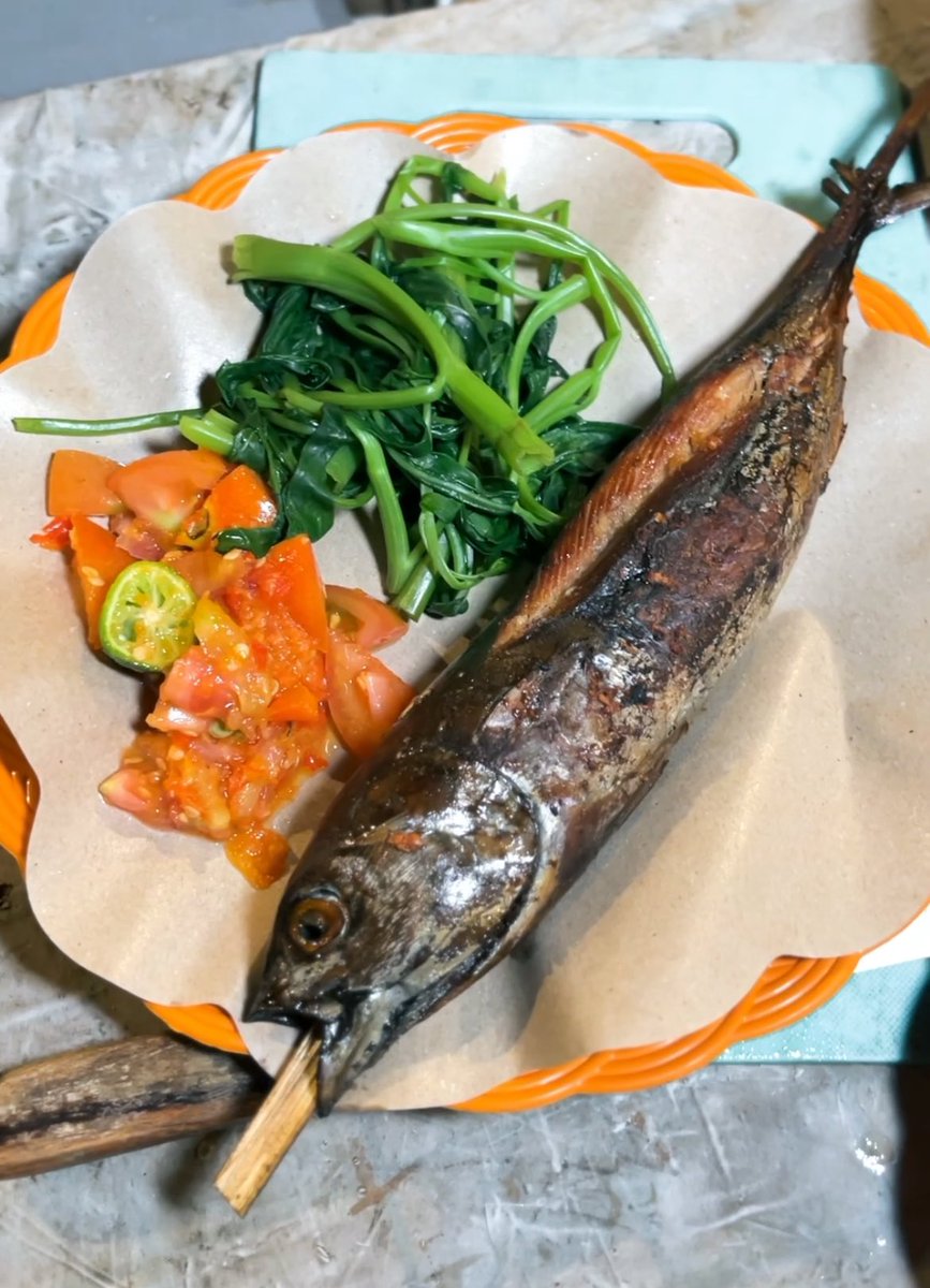 javafoodie_'s tweet photo. Ini salah satu Tennant di Pendopo Kuliner Pogung Baru pas di seberang Masjid.
Jualannya Ikan Asap Bakar, cm jual ikan bakar sm suwir ikan.
Pake sambel modifan sendiri, seger tapi pedes bgtt!!
Ikan Suwirnya dmasak pake bumbu tumis, bs request pedesnya.

Ikan Bakar Asap Pak Be https://t.co/xppxTBhytv