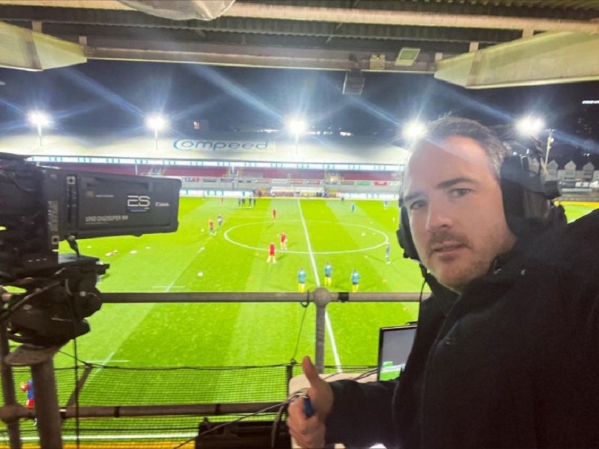 We've enjoyed listening to <a href="/DylanBlain/">Dr Dylan Blain</a> commentating on Wales’s 2025 UEFA European Under 21 qualifying matches on <a href="/S4C/">S4C 🏴󠁧󠁢󠁷󠁬󠁳󠁿</a> 

Dylan is a former Wales U19 international himself.  We're now looking forward to the next match!

⚽️READ the full story here 👇
uwtsd.ac.uk/news/press-rel…