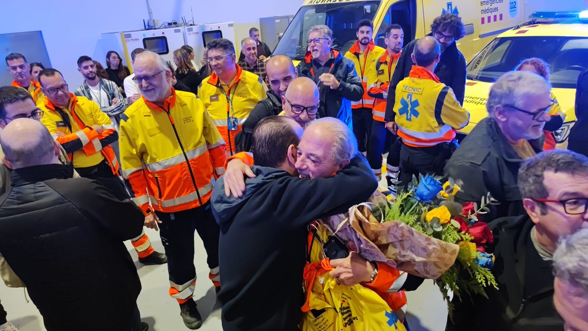 semgencat's tweet photo. Felicitats Toni! Aquesta darrera nit ha estat la teva última guàrdia, i ara comences una nova etapa en la qual et desitgem molta felicitat!

T'agraïm aquests anys al servei dels ciutadans, una dedicació que ara continuarà la teva filla, qui també és part de l'equip #SEM! 👏👏 https://t.co/HeL0AEoLTG