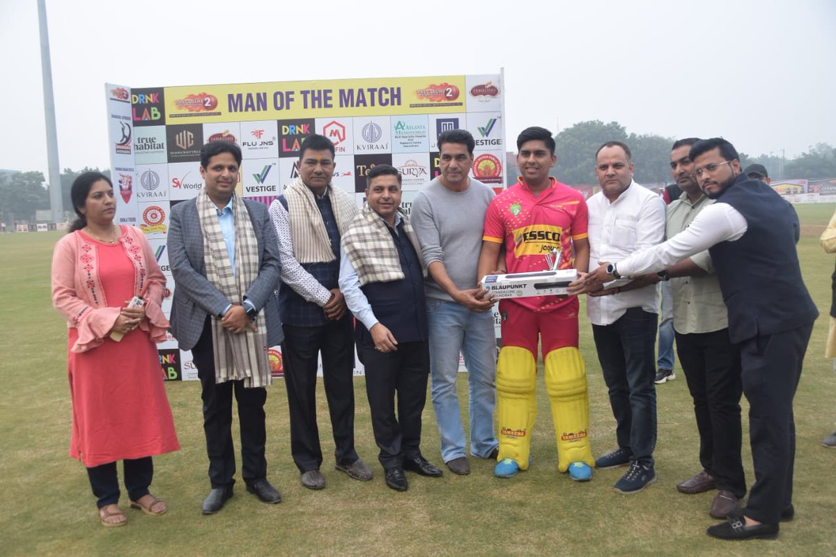 MPGautamGambhir's tweet photo. EDPL के 10वें मैच में Jangpura Lions ने Okhla Tigers को 04 विकेट से हराया।
मैच का टॉस मयूर विहार भाजपा जिला महामंत्री और निगम पार्षद संजीव सिंह जी, मंडल अध्यक्ष बृजगोपाल बॉबी जी और दीपक गुप्ता जी ने करवाया।
मैन ऑफ मैच का अवार्ड पूर्व जिला अध्यक्ष और निगम पार्षद राम किशोर शर्मा जी, निगम पार्षद यशपाल कैंतुरा जी, मंडल अध्यक्ष हितेश आर्या जी, मंडल अध्यक्ष जीतू चौधरी जी, दीपक बंसल जी, नीरज शर्मा जी, कपिल बिधुरी जी ने तिशांत डाबला को उनके उत्कृष्ट प्रदर्शन के लिए दिया।