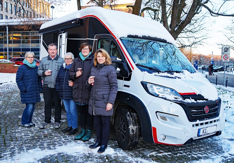 Ein Jahr #HIV und #HepatitisC -„Check-Mobil“: „Mit dem Test- und Beratungsbus werden Menschen, die Hilfe brauchen, unmittelbar dort erreicht, wo sie sich aufhalten“ so Ministerin von der Decken im Gespräch mit der #Aidshilfe im @Land_SH #WeltAidsTag Mehr: t1p.de/CheckMobil