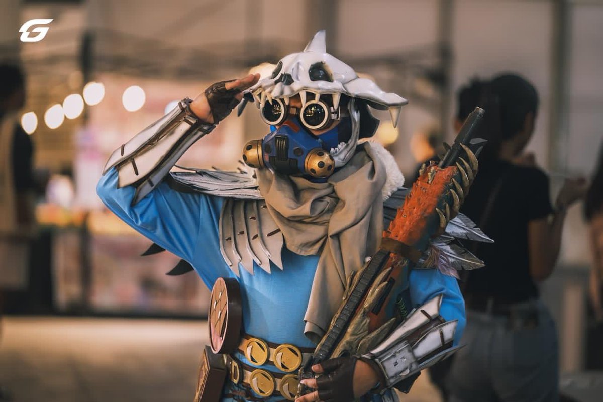 enrkio's tweet photo. The Main Vs. The Player 🐦‍⬛🐾🪓

#APEXLegends #BloodhoundCosplay #YoungBlood #ApexLegendsCosplay #APEXCosplayersPH https://t.co/99FrS4W06o