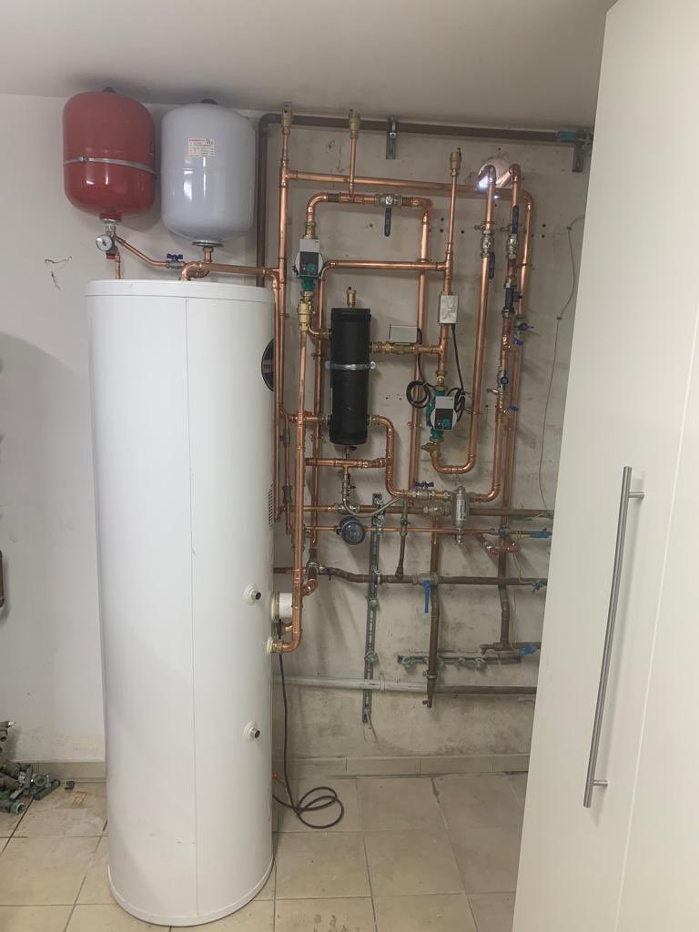 mscheating's tweet photo. Christmas is coming treat yourself and help save the planet with 🌎 a new heat pump 😍☕️ 
Call 0345 496 7041 to find out more 🔥🎅🏼

Another great #airsourceheatpumps Install 🏁🥇🎯🆒✅♻️#happycustomer #atherstone
 
#heating #heatpumps #greenenergy #savetheplanet #nomoregasboiler https://t.co/UBuUs81Sst