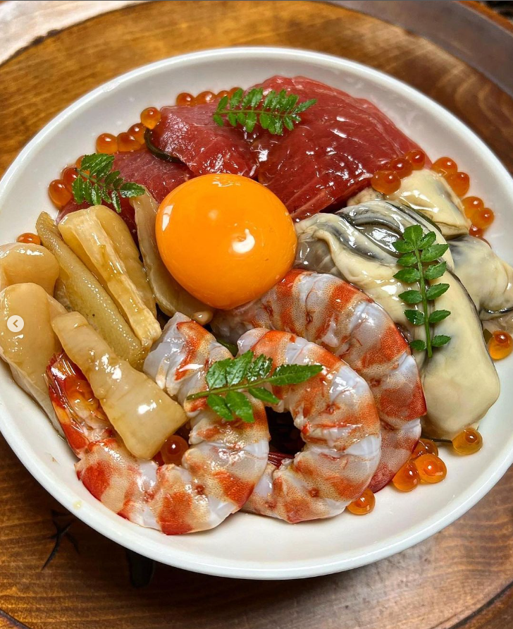 SushiFoodie77's tweet photo. 🦐Wappa Kaisendon 2023❄️Winter Ver.1
冬のわっぱ海鮮丼
#uni #seaurchin #unilover #unilover
#kaisendon #bento #oyster #oysters #tuna #maguro #hotate #scallops #ikura #lunchboxideas #lunchbox #sushi #barachirashi #อาหารญี่ปุ่น #弁当 #海鮮丼 #お弁当 #うに #ウニ #雲丹 #海膽 #ばふんう https://t.co/Ewa9nRxxUP