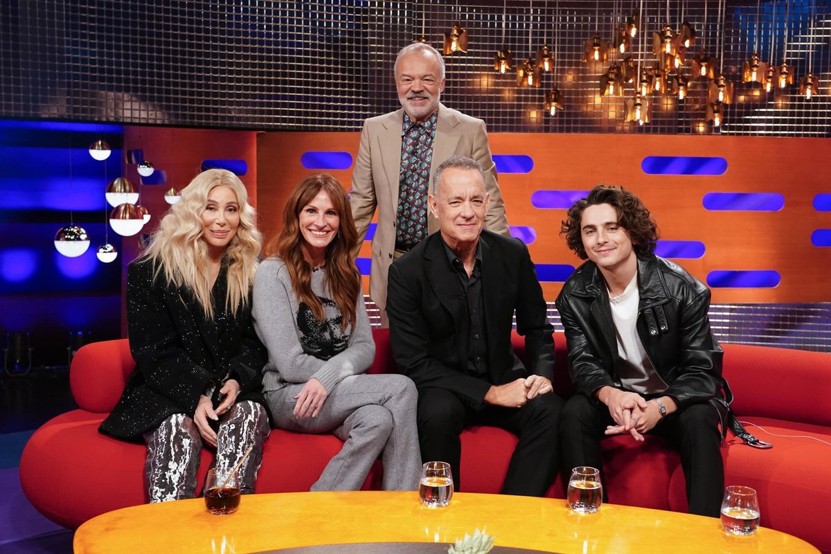 SophLouiseHall's tweet photo. THIS is Graham's couch tonight?!?!? https://t.co/apVdE1TNcJ