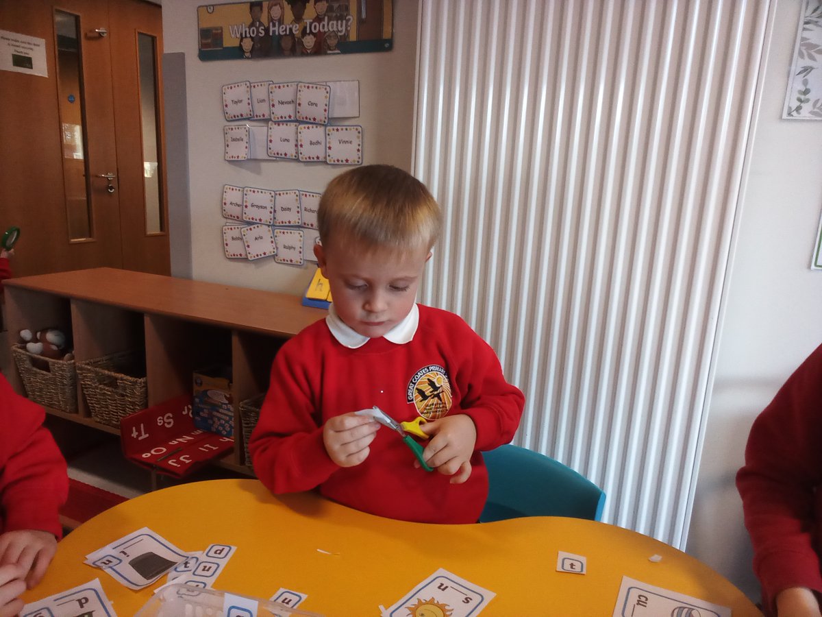 GCPFS2's tweet image. The children have been busy in the phonics area finding the missing sound in CVC words. #gcpearlyyears #gcpphonics @PrimaryGreat