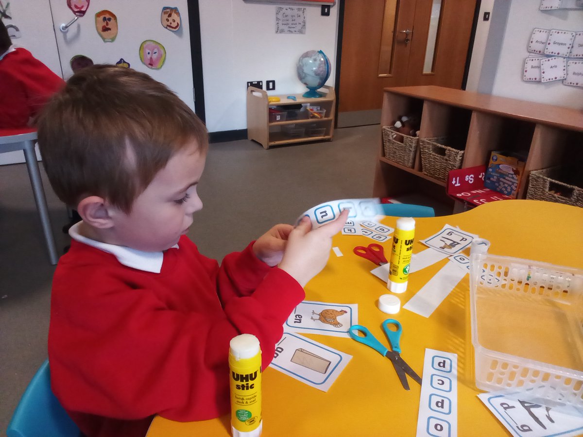 GCPFS2's tweet image. The children have been busy in the phonics area finding the missing sound in CVC words. #gcpearlyyears #gcpphonics @PrimaryGreat