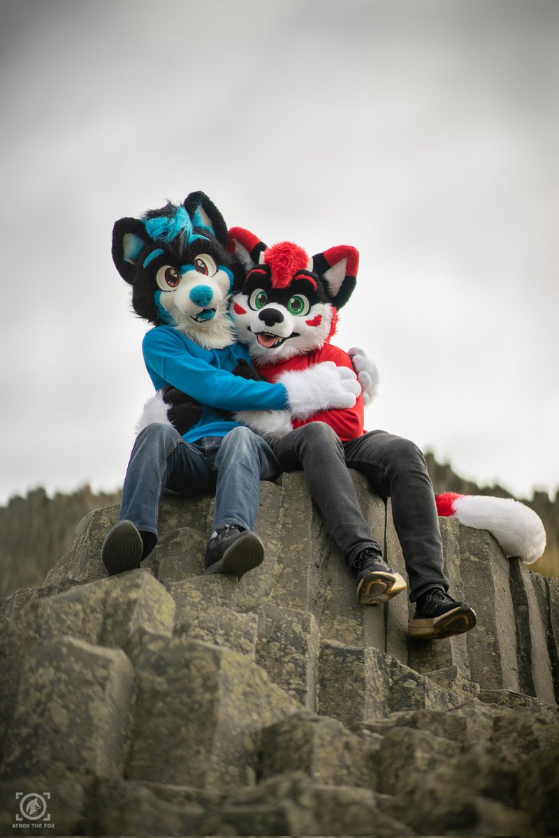 Hugging this cutie on top of the mountain this #FursuitFriday 🗻

🐲🐺 <a href="/RubyDrolf/">Ruby</a> 
📸 <a href="/AtroxTheFox/">AtroxTheFox</a> 

#furry #fursuit