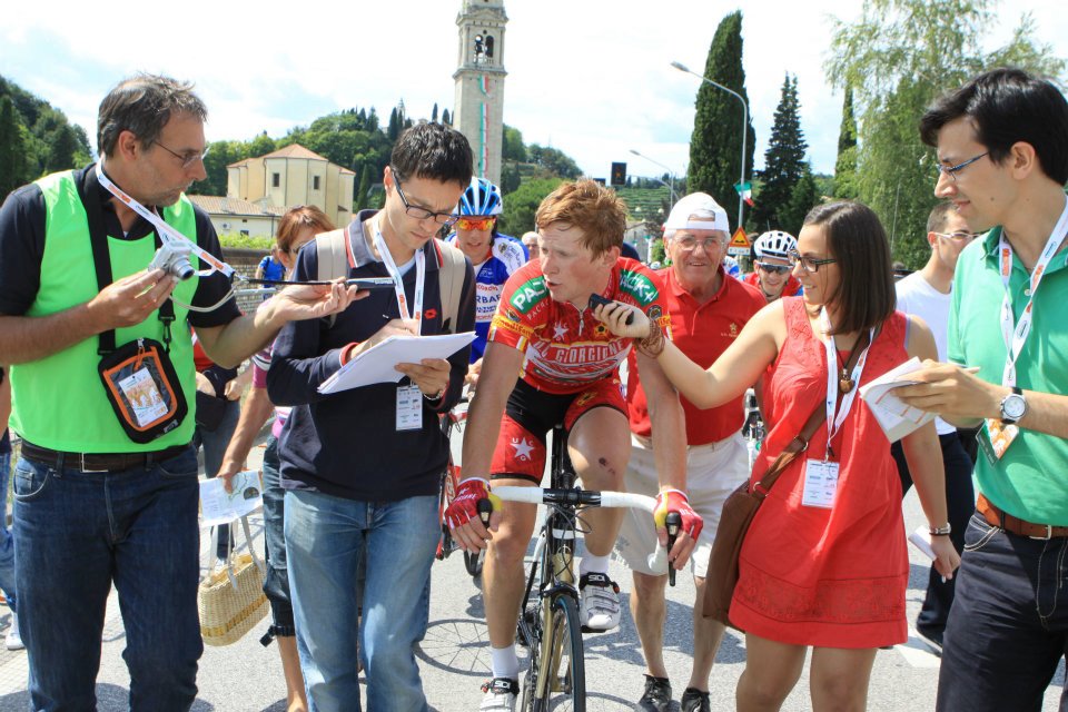 Settimana scorsa ho avuto il piacere di intervistare <a href="/PaoloSimion/">Paolo Simion</a>, il primo ciclista a bordo di #LunaRossa ⛵ Da quando vinse il tricolore da junior nel 2010 ne è passata di acqua sotto i ponti, ma le avventure interessanti da raccontare continuano 🗣️tuttobiciweb.it/article/2023/1…