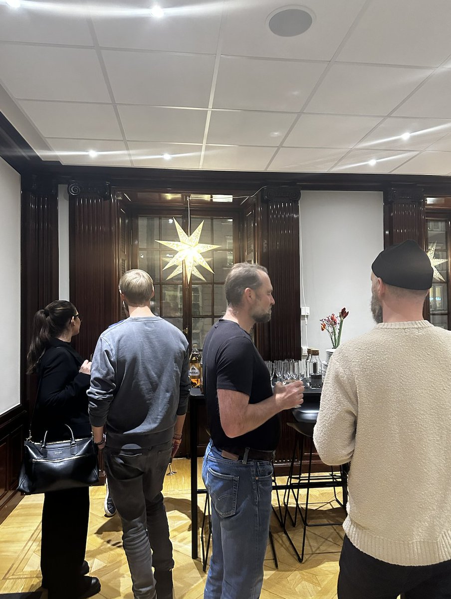 VirtuneAB's tweet image. Igår höll Virtune ännu ett kryptomingel den 30 november, där vi välkomnade krypto-intresserade gäster till vårt kontor på Kungsgatan i Stockholm.

Vi var också glada att kunna presentera vår nylanserade produkt Virtune Chainlink ETP!🔷

#virtune #finans #bitcoin #Chainlink