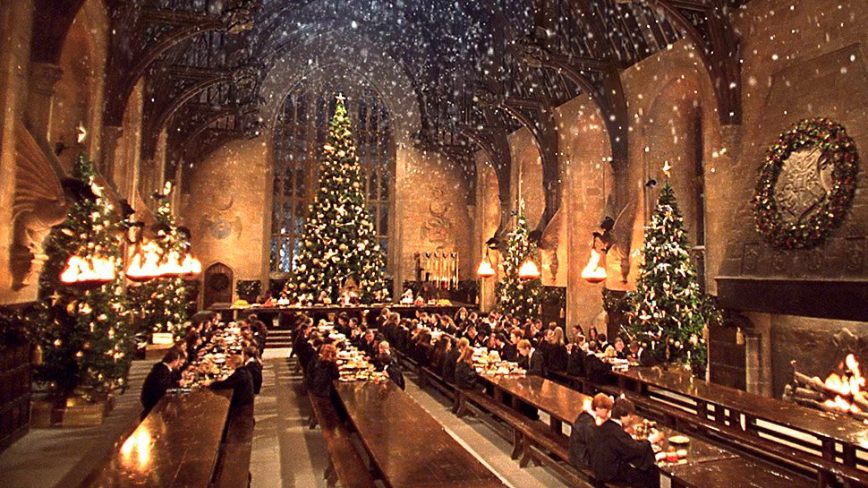 Bienvenido diciembre. Hoy comienza oficialmente el periodo navideño en Hogwarts, y la decoración llega al castillo.