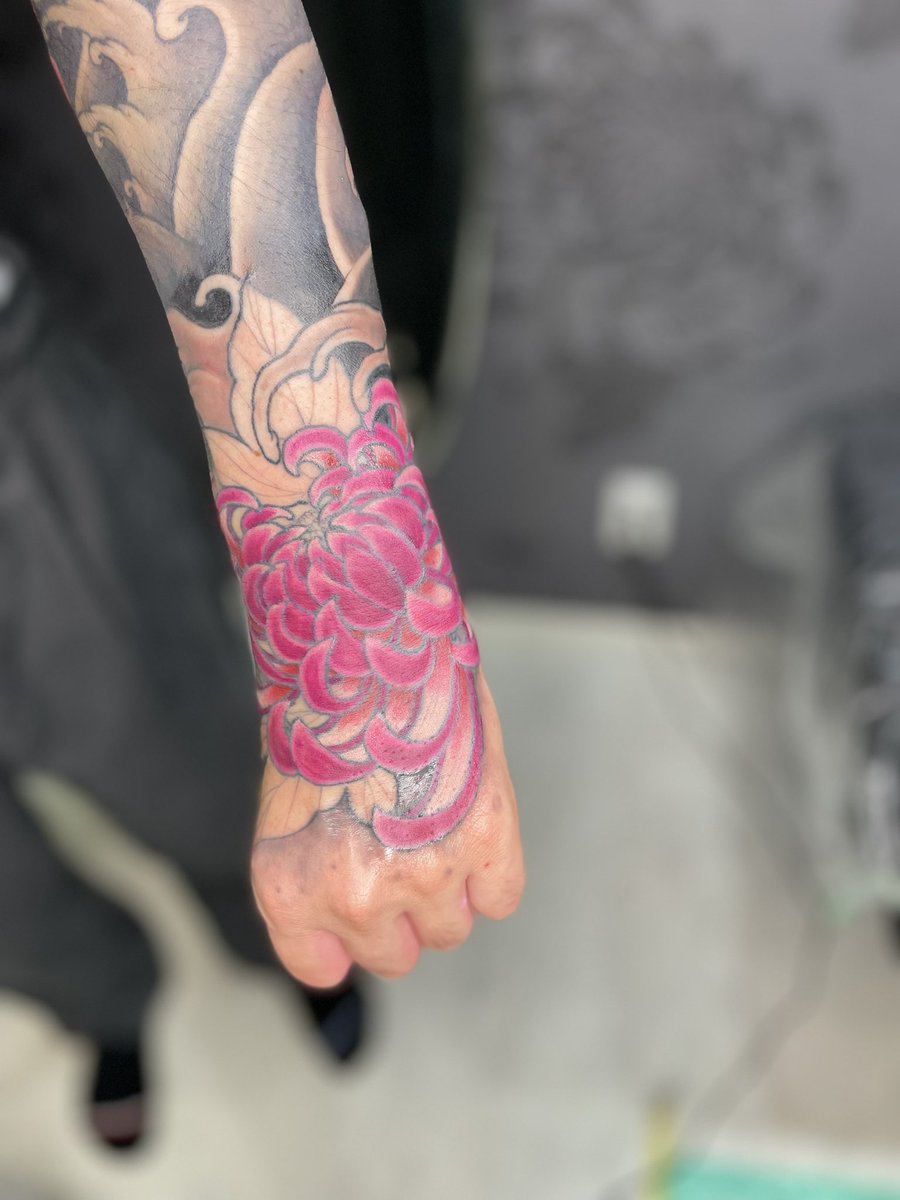 手の甲まで延長！菊 カラー開始 #japan #japanese #japanesetattoo