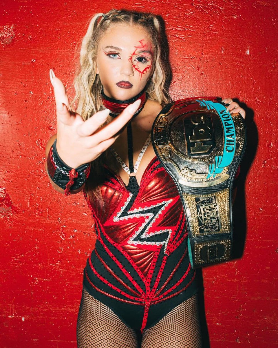 EwanECW's tweet photo. credit: brainbuster_
#allelitewrestling #aewwrestling #aew #aewdynamite #aewrampage #femalewrestler #womenswrestler #aewcollision #tbschampion #juliahart #houseofblack #varsityblonds #thehousealwayswins #photoshoot #photosession https://t.co/HYCptKWSyv
