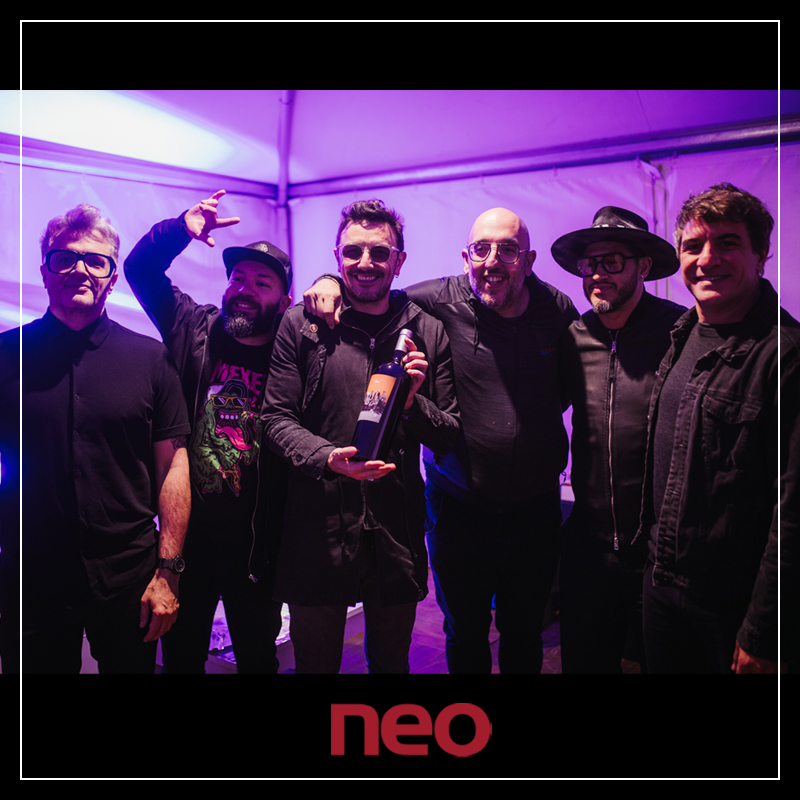 BodegasNEO's tweet photo. Nuestro paso por Sonorama Uruguay nos dejó recuerdos e imágenes tan bonitas como esta. Y es que en Bodegas Neo somos muy fans de @ntvgoficial. ❤️
📷 Santi Mondo Sequeira
#BodegasNeo #RiberaDelDuero #Vino https://t.co/eC3eAW13FD