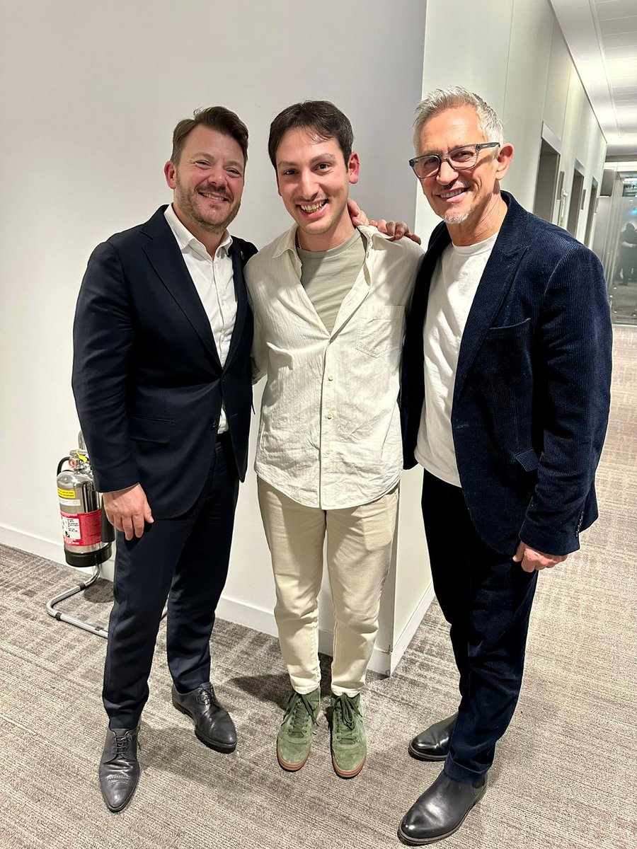 Grateful #GoodNewsFriday features our most high-profile host @GaryLineker with his former guest @gkhnsancak & our chair @daniel_gerring raising money we so need to make ever more placements as new refugees are evicted into the cold. Thanks to @traverssmith & our fab donors.