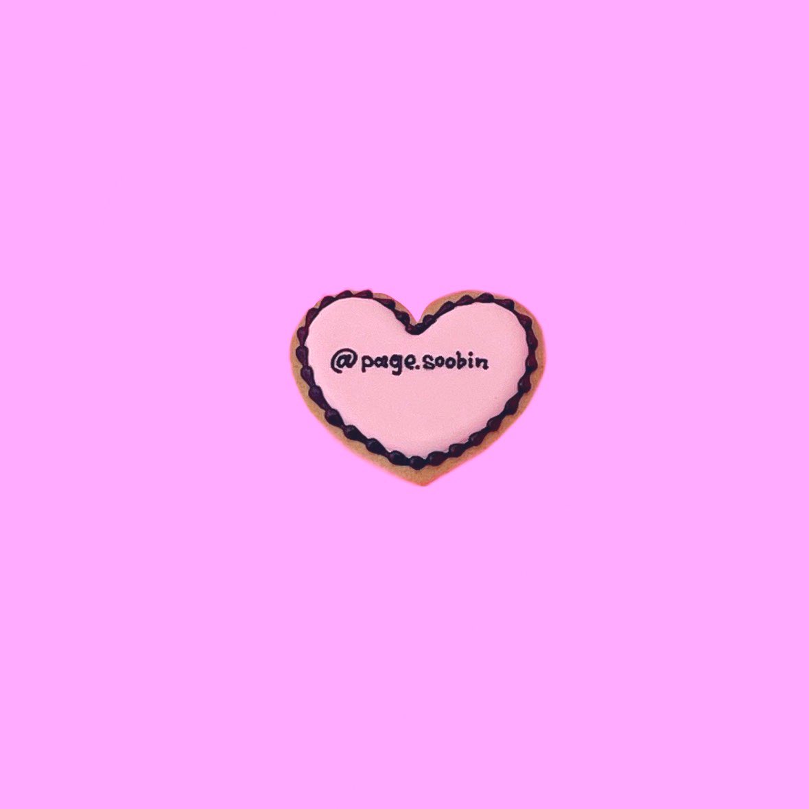 guleumlovesyou's tweet photo. @choisoobinnet #TXT #スビン さん12/2~12/5
@choisoobinnet 様
hwp. 2023 cafe event
#SOOBIN #수빈
0 >>> 1

🖤ラキドロ
🖤グッズ
🖤カップ＋フォトカード
🖤お名前クッキー
🖤アイシングクッキー https://t.co/r5mLlm8PcM