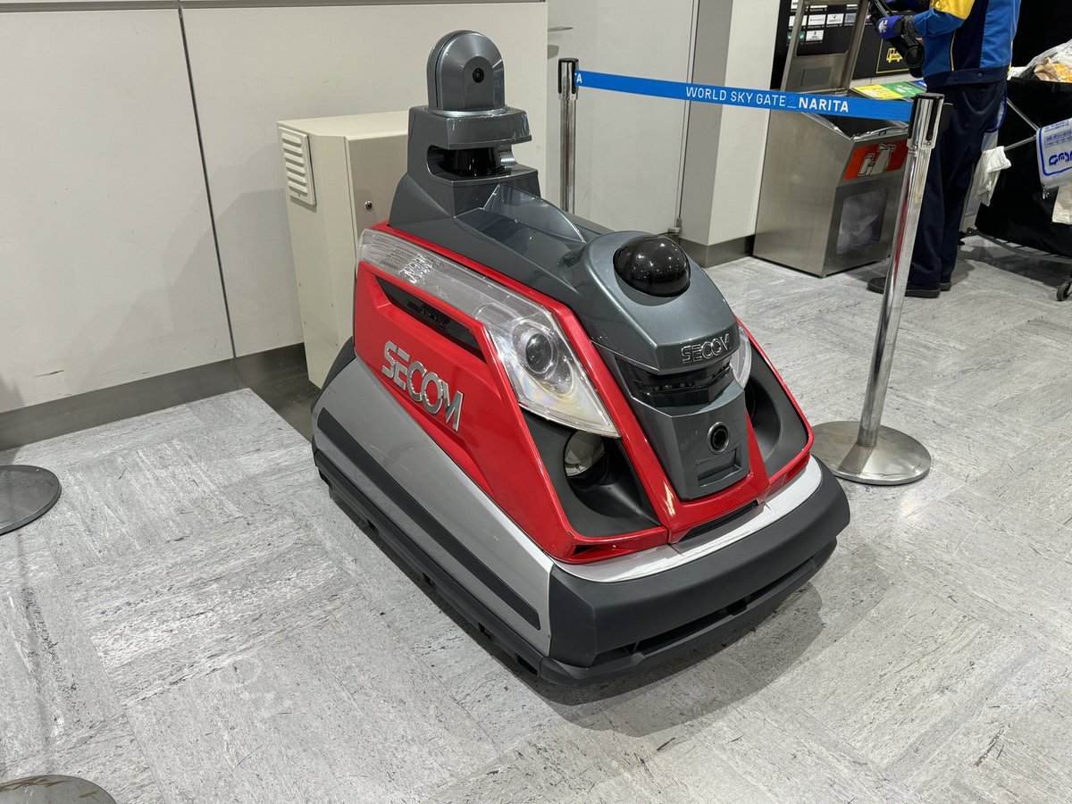 patochannel_110's tweet photo. SECOMの警備ロボット
#SECOM
#セコム
#警備
#ロボット
#成田空港 https://t.co/7BccGacoVy