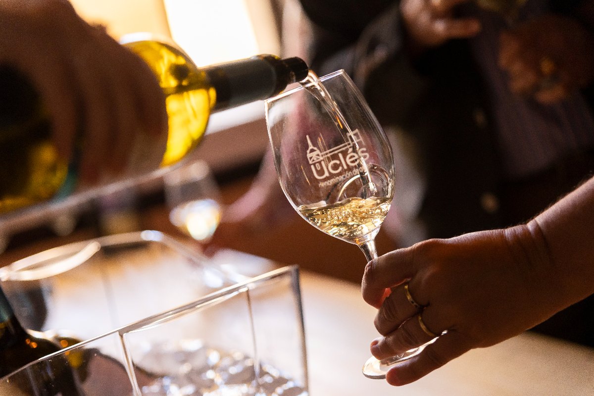 ¿Indeciso sobre qué #vino elegir para tu próxima cena especial? Deja que el vino blanco de la #DOUclés sea tu elección perfecta. Su intensidad, frescura y elegancia hacen de cada sorbo una experiencia única 🍷🔝