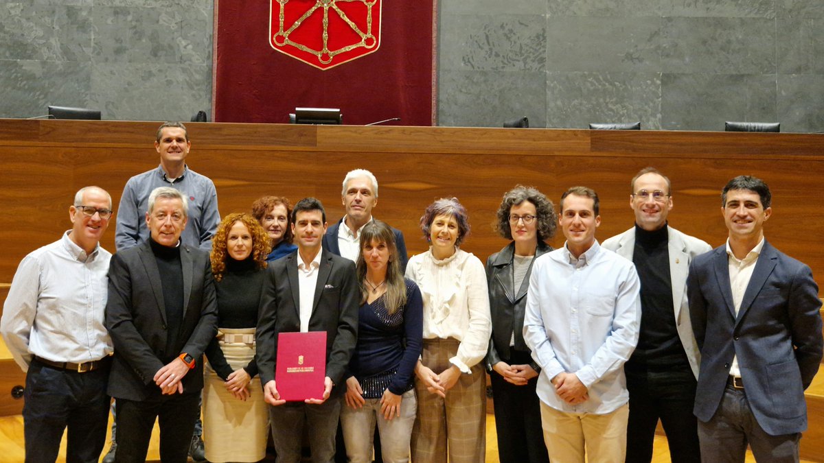 El <a href="/parlamentoNA/">Parlamento de Navarra / Nafarroako Parlamentua</a> entrega su máxima distinción a las personas, entidades y colectivos implicados en dotar de relevancia al deporte femenino en un acto organizado en el marco del #DíadeNavarra

🔗Más información: deportenavarra.es/es/noticias-1/…

#DeporteFemenino #Navarra