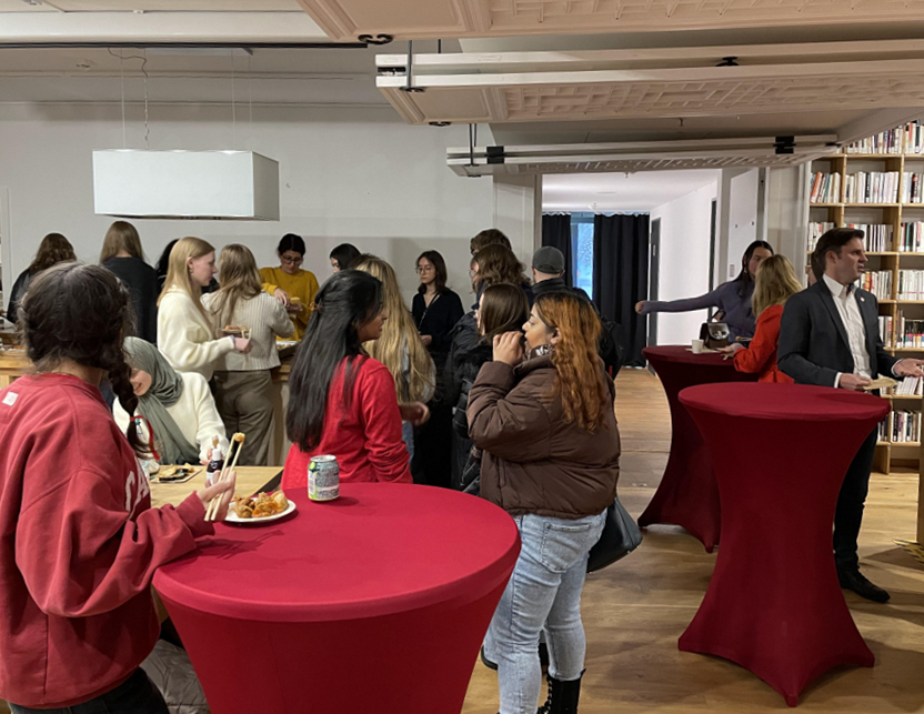 KulturKorea's tweet photo. Infoabend zum Auslandsstudium in Korea🎓💻📚✏️
https://t.co/xUZzgR08ej

#auslandsstudium #auslandssemester #IEC #infoabend #korea #seoul #koreanisch #ausland #유학 https://t.co/9NBi07ksld