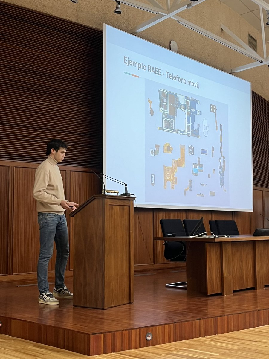 El siguiente grupo nos habla sobre los RAEE.
Sabíais que una sola batería de móvil contamina hasta 600.000 L de agua?😵‍💫😵‍💫