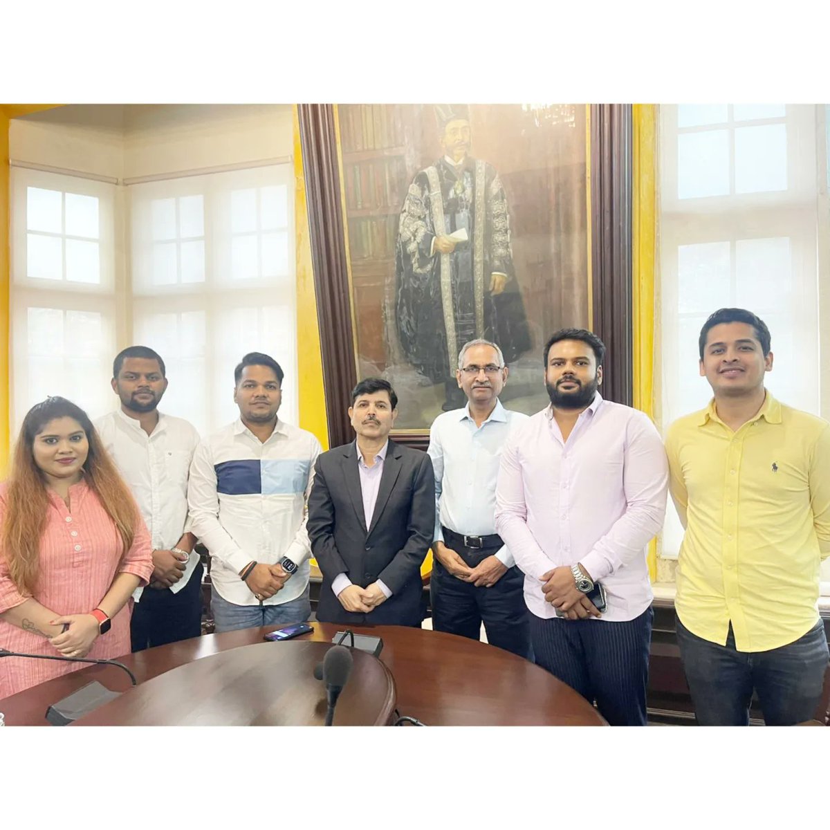 Adv_YashMishra's tweet photo. @BJYM4Mumbai delegation met the Vice chancellor of Mumbai University Dr. Ravindra Kulkarni sir for the Expansion of the dates enrolling voters for the upcoming election of Mumbai University "senate elections".
@TajinderTiwana @Deepaksingh0240 @ChokseySujay @SVemulkar https://t.co/ce119UGtj3