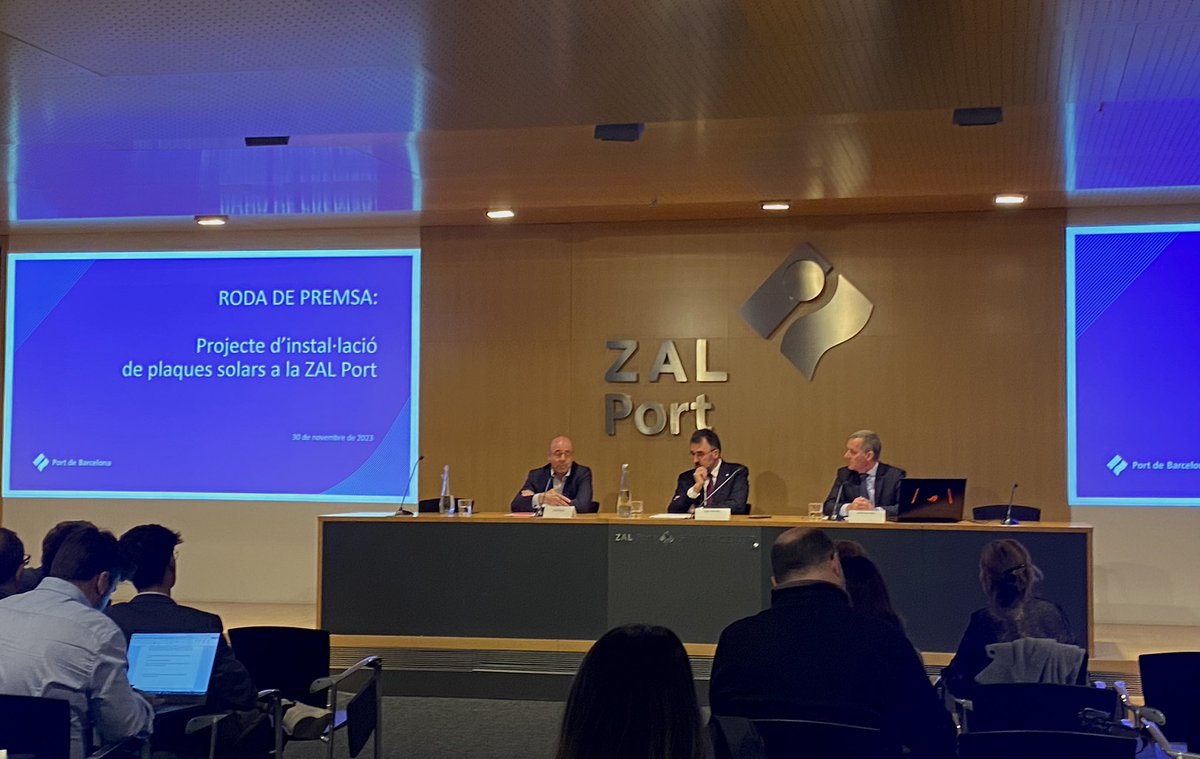 ZALportBCN's tweet image. 🗣️Després de la presentació d'un dels importants projectes de CILSA, juntament amb el @PortdeBarcelona i #MerlinProperties: la instal·lació de panells fotovoltaics a la nau de @DecathlonES, a la @ZALportBCN , volem agrair i posar en valor aquesta iniciativa a nivell europeu.
