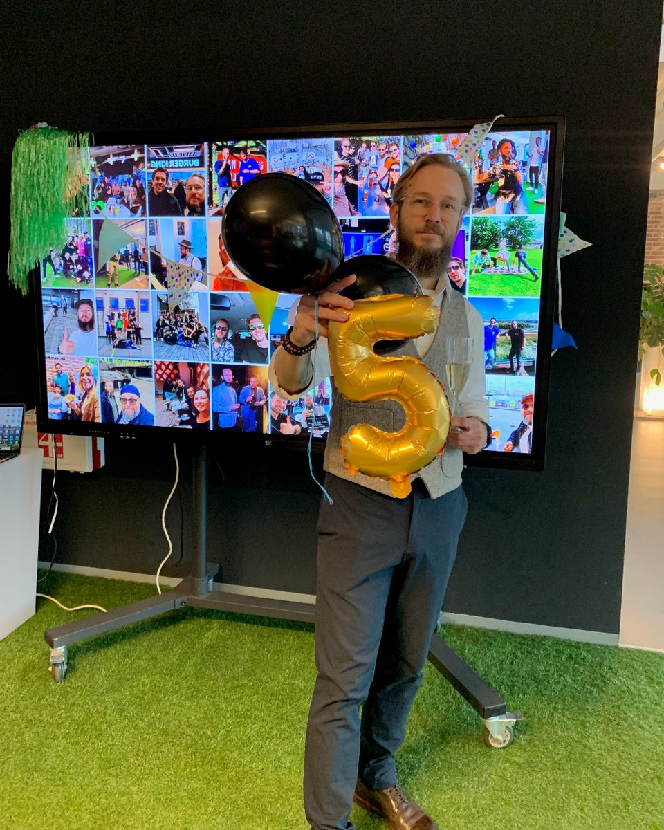 Feest! Want al vijf jaar lang mogen wij en onze klanten genieten van de mooiste designs en animaties van Remco! 🤩 Op naar nog veel meer jaar met deze topper! 🎉