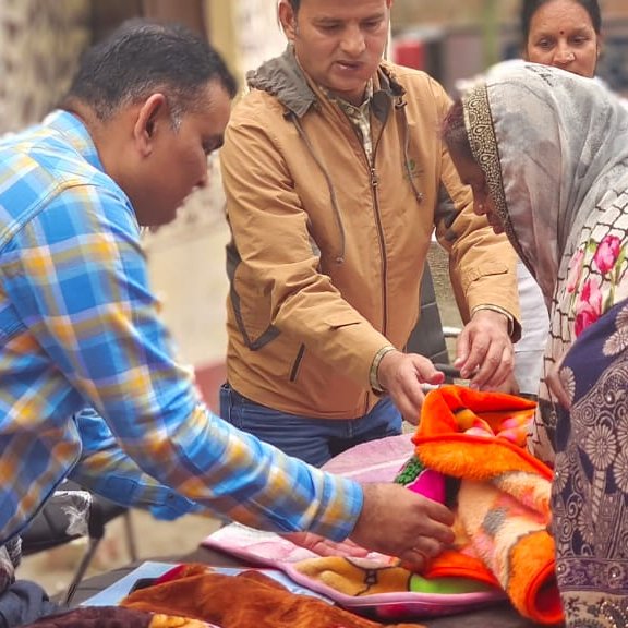ratishraman84's tweet photo. Shouldering social responsibility!
Dr Ratish Raman CHO of HWC Katarmala, Begusarai, conducted an awareness-building program on #NewBornWeek & distributed blankets to newborns as his individual contribution to the cause👶 https://t.co/epM0zwx8uW