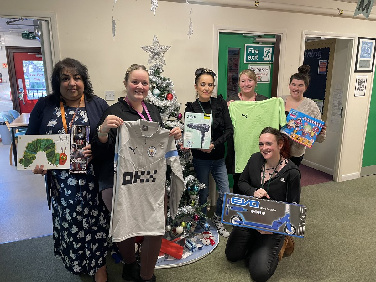 ChrisMoorhouse7's tweet photo. Another amazing toy donation form two Droylsden residents Aaron &amp; Andrew, donating over £2k worth of toys &amp; over a two hundred @ManCity items to the #TamesideToyAppeal 
-
To find out where you can donate a toy to click the link below 
-
https://t.co/pUhln2td85 https://t.co/ZQNtkYI783