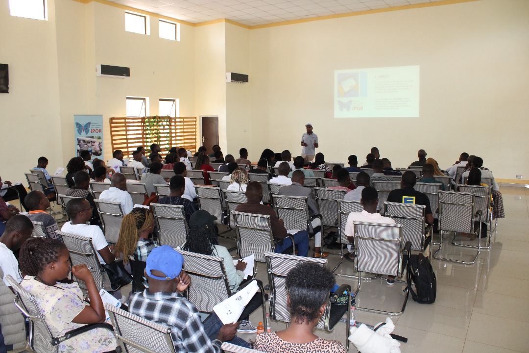 The afternoon session of the Field Research for Beginners training is in progress. Director of Training and Programs at IPOR, Dr. Michael Chasukwa, is facilitating on how to conduct data collection in qualitative and quantitative research, in relation to practical field work.