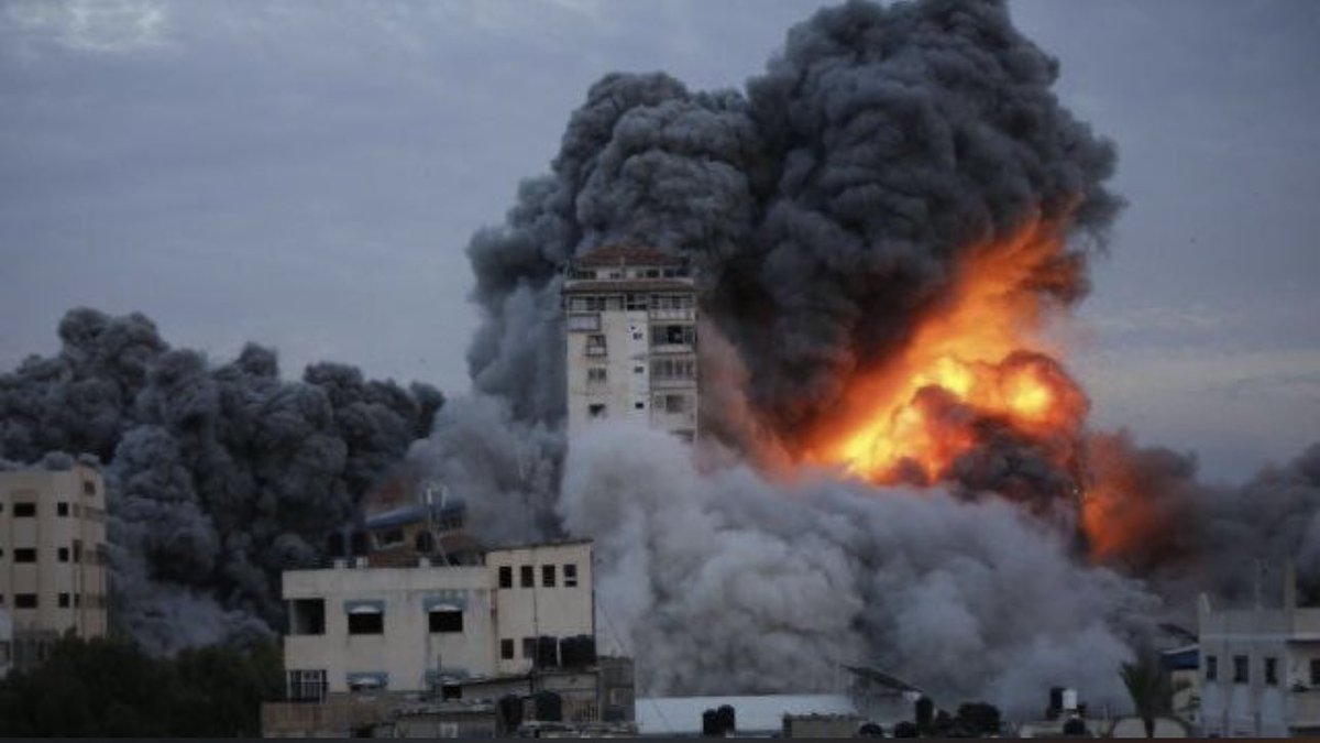 قادة العالم المجتمعين في قمة المناخ
دعكم من دماء أهل غزة
وطمنونا : عسى طبقة الأوزون بخير!
والذوبان الجليدي لن يُؤثر على حياة الدببة القطبية!
والاحتباس الحراري لا يتهدَّدُ حياة الفقمات!