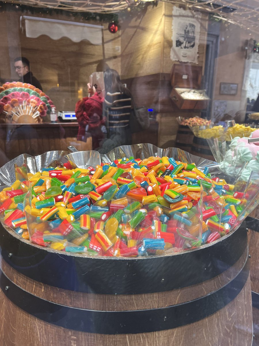 have you already got this jelly near Fontana di Trevi?😆😆 @Noeul_lee6 #Noeulnuttarat #MagentaBoy
