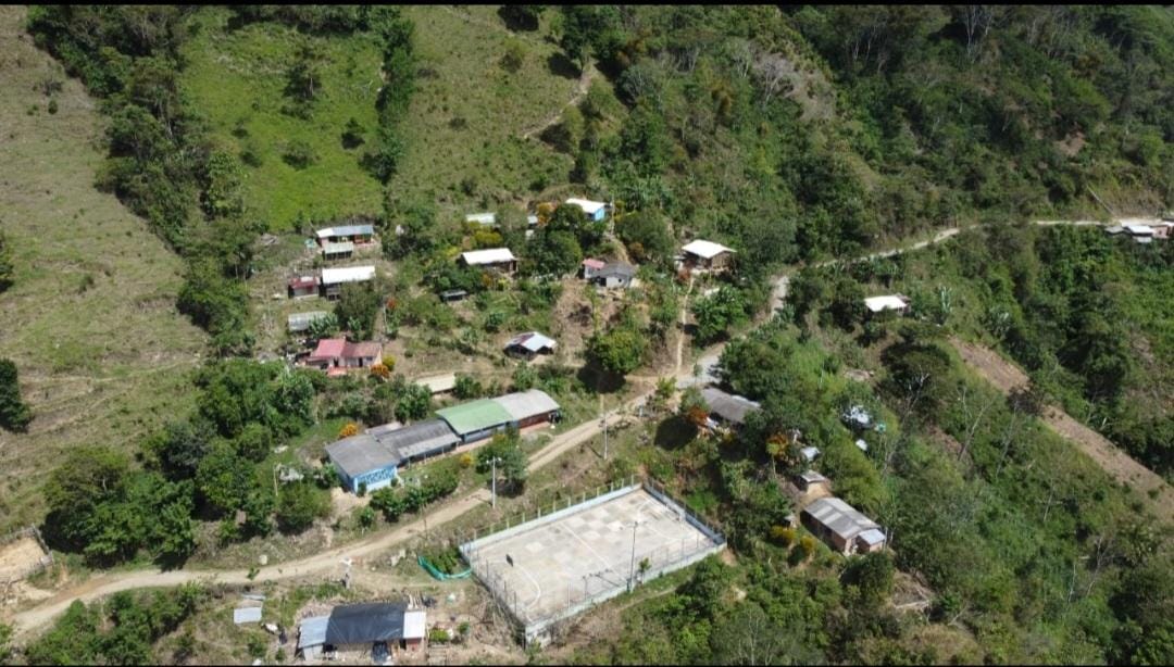 soydeituango's tweet photo. #URGENTE está es la Vereda Palmichal del municipio de Briceño norte de #Antioquia hoy viernes informan habitantes qué continúan encerrados en sus casas #Confinados llevan 2 días Piden Ayuda @GobAntioquia @anibalgaviria @roures1 @DefensoriaCol @CICR_co @NorbeyVnoticias https://t.co/xtHzC7Hgot