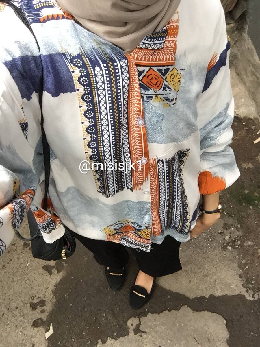 Misisjk1's tweet photo. (Kemeja aja) motifnya ga pasaran suka banget 😍, bahannya adem jatuh dan emang agak tipis, tapi yang penting nyaman dipake harganya 60ribuan aja
https://t.co/3GU3rIXJFF

Sepatu, simple but elegan harganya 40 ribuan, ini nyaman kalo udah sering dipake 
https://t.co/7zNLGu1mrx https://t.co/XJMhqcT2Yj