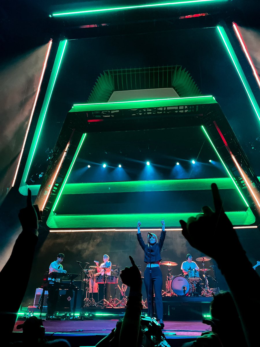 cosplayfandomsy's tweet photo. Paramore.
Melbourne, Night 3. https://t.co/fmONy74qq0